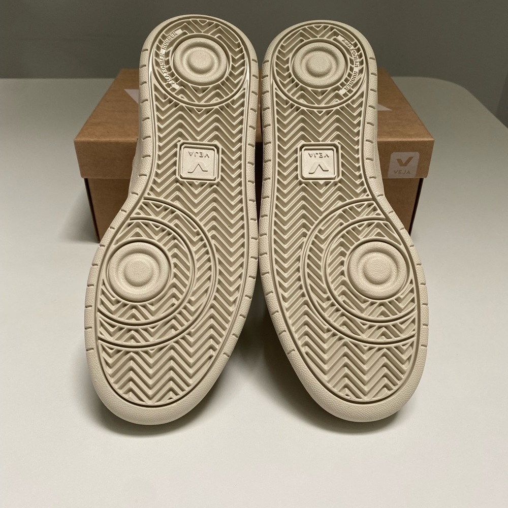 Veja V-10 Leather Sneaker Extra White/Sable/Sahara sz 40EU/9US New in Box - Picture 8 of 8